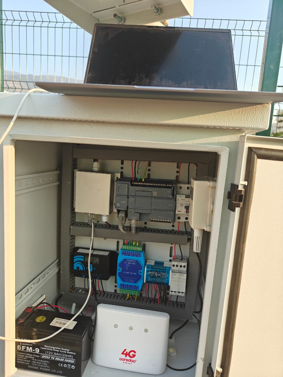 Armoire de contrôle : PLC S7-1200, convertisseur RS485, passerelle 4G et batterie