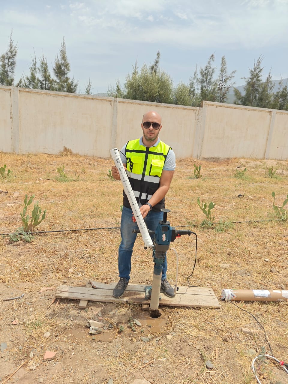 Sonde graduée confirmant la profondeur d'installation de 50cm