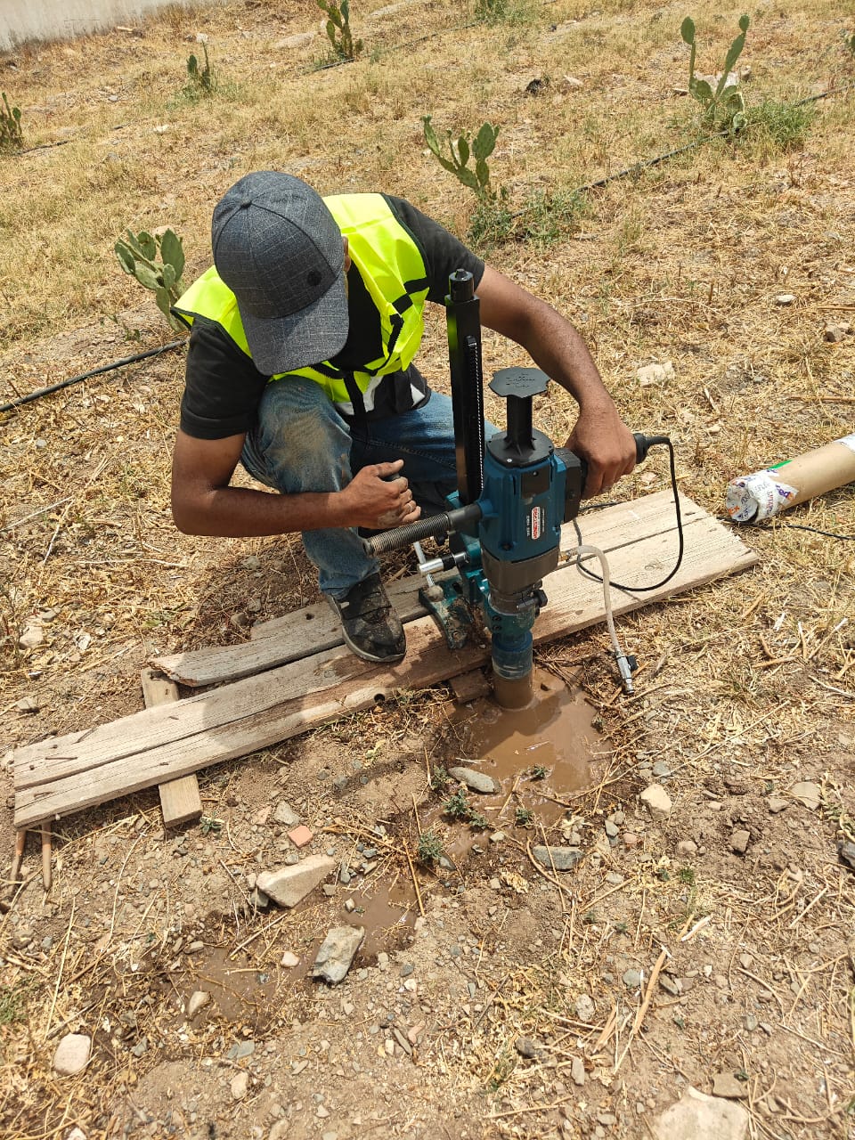 Forage pour l'installation d'une sonde de sol à 50cm de profondeur
