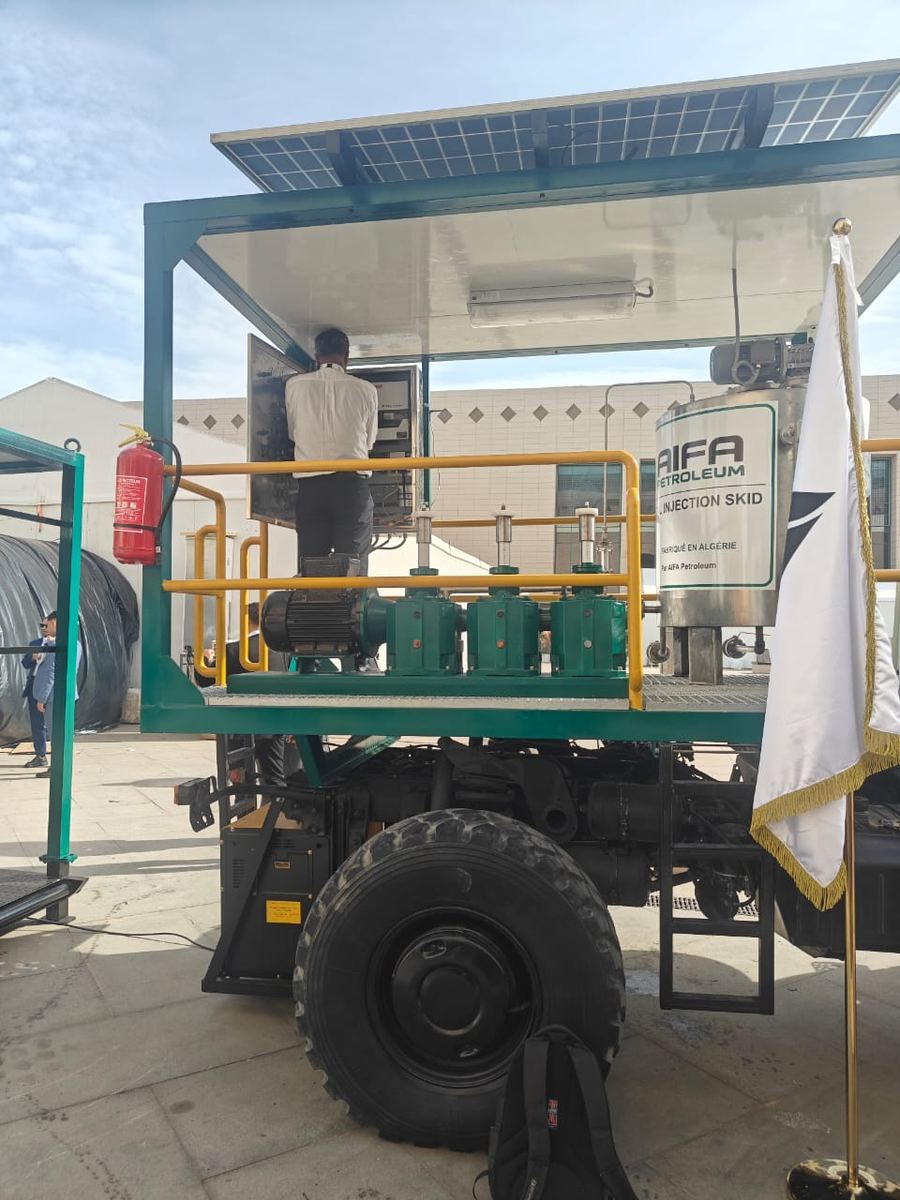 Skid d'injection mobile AIFA Petroleum sur camion, alimenté par panneaux solaires, fabriqué en Algérie