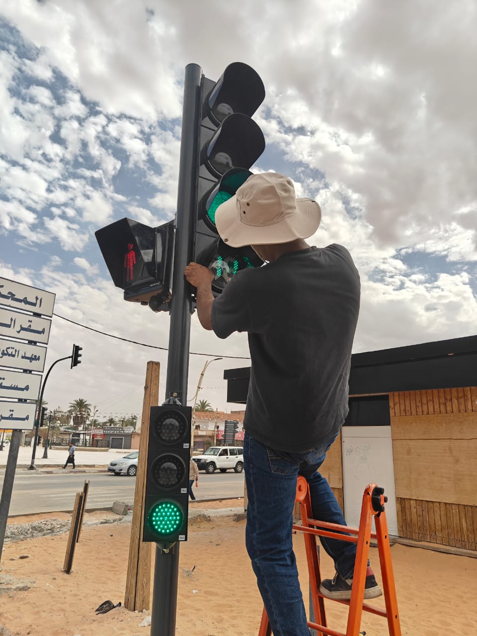 Installation du feu piéton sur le mât de signalisation