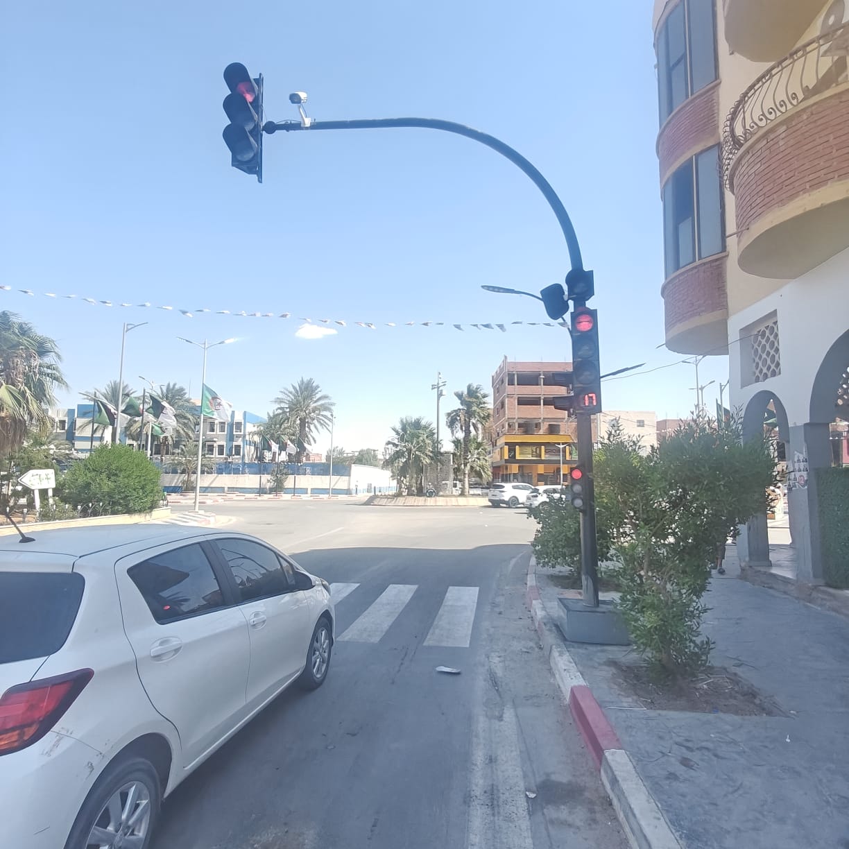 Feu SYTRAC au rouge à une intersection du centre-ville de Ouargla