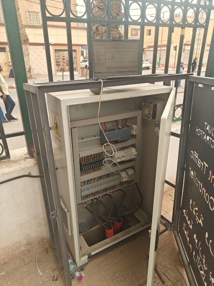 Armoire de commande ouverte avec PC de programmation raccordé à l'automate