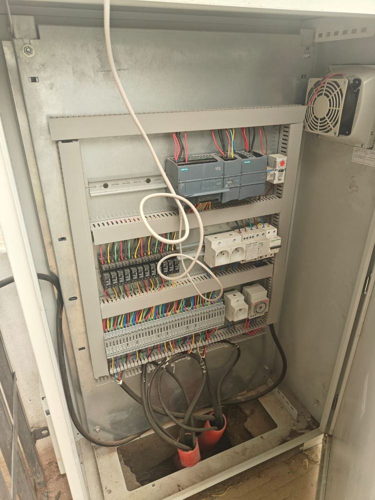 Automate Siemens S7-1200, borniers et relais de l'armoire de signalisation