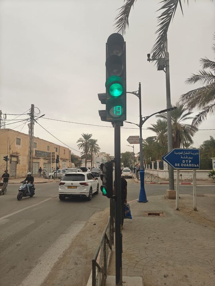Feu au vert avec décompte de 19 secondes au carrefour du Quartier Administratif de Ouargla, près de la DTP